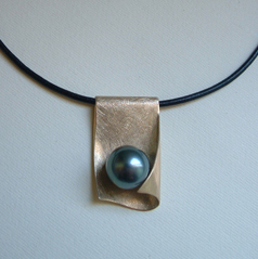 Gold and Tahiti pearl pendant